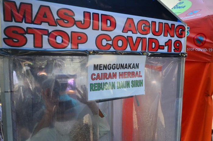 Bilik disinfektan untuk cegah Corona disorot karena khawatir berbahaya bagi tubuh. Di Kudus, ada bilik disinfektan herbal yang manfaatkan rebusan daun sirih.