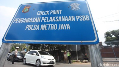 Polisi-Dishub Awasi Aktivitas Warga Jakbar di Hari Pertama PSBB