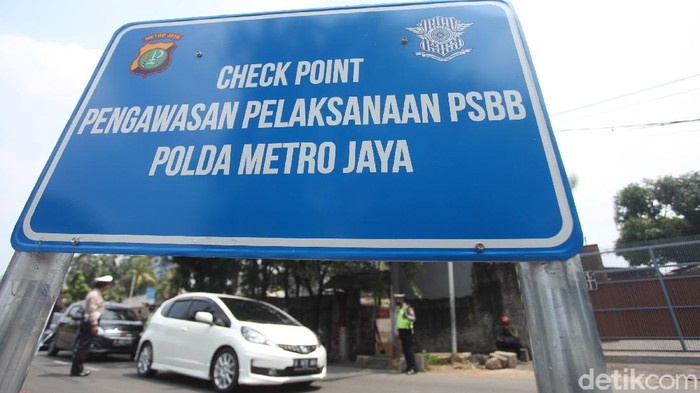 PSBB mulai diterapkan di kawasan Jakarta. Polisi dan Dishub DKI pun memberikan imbauan pada warga untuk kenakan masker dan terapkan social distancing.
