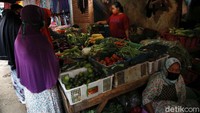Namun di hari pertama PSBB ini, rupanya masih banyak warga yang mengaku tak tahu adanya larangan itu untuk datang ke pasar atau berbelanja secara tunai.