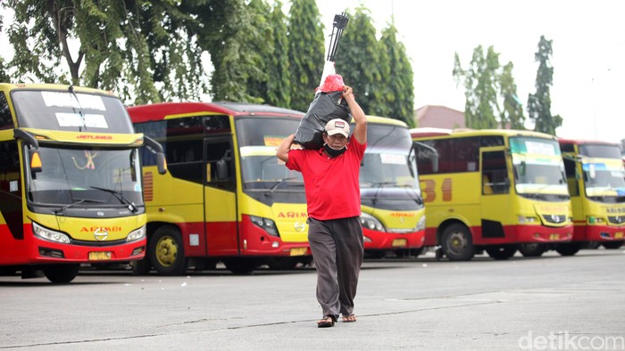 Hari Pertama PSBB di Terminal Kalideres, Warga Tetap Mudik Begini kondisi Terminal Kalideres, Jakarta Barat saat penerapan PSBB hari pertama, Jumat (10/4/22020). Nampak beberapa warga memilih untuk tetap mudik.