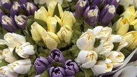 Jane Taylor tak hanya membuat karangan bunga berbentuk bunga yang bermekaran. Ada juga kreasinya yang menggunakan semua kuncup bunga dengan warna-warna soft berikut. Cantiknya! Foto: Instagram @cakesbyjanetaylor