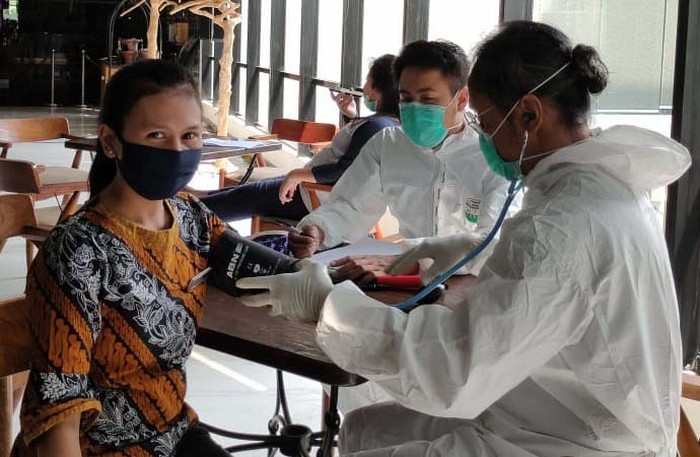 Upaya Pencegahan COVID-19 Luminor Hotel Pecenongan ikut mencegah penyebaran COVID-19. Mereka memeriksa kesehatan tamunya yang merupakan perusahan yang bergerak di bidang oil and gas.