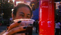 Nonton acara musik, Vanessa melengkapinya dengan minum segelas minuman segar. Foto: Instagram vanessasurya