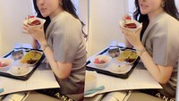 Kemewahan dirinya juga tampak saat ia makan di dalam pesawat. Posenya cantik sambil membawa kue red velvet yang disajikan pramugari. Foto: : Instagram @shandypurnamasari