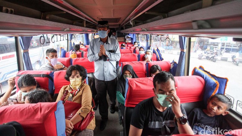 Hari Pertama PSBB di Terminal Kalideres, Warga Tetap Mudik Begini kondisi Terminal Kalideres, Jakarta Barat saat penerapan PSBB hari pertama, Jumat (10/4/22020). Nampak beberapa warga memilih untuk tetap mudik.