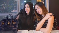 Ini bukti kemewahan Shandy Purnamasari saat kuliner di restoran hotel berbintang. Mengenakan setelan elegan, tas branded, ia bersama dengan Salmafina siap menyantap hidangan mewah. Foto: : Instagram @shandypurnamasari