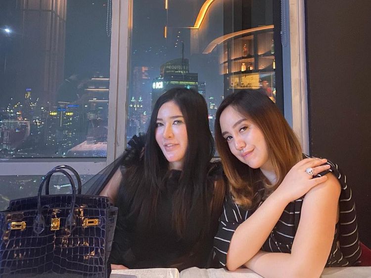 Bagi Nasi Bungkus Pakai Ferrari, Ini Kemewahan Shandy Purnamasari saat Kulineran