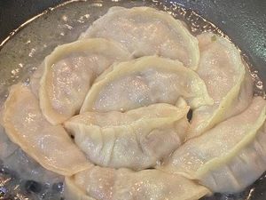 Chef Arnold Bikin Gyoza, Netizen: Kok Gosong Chef?