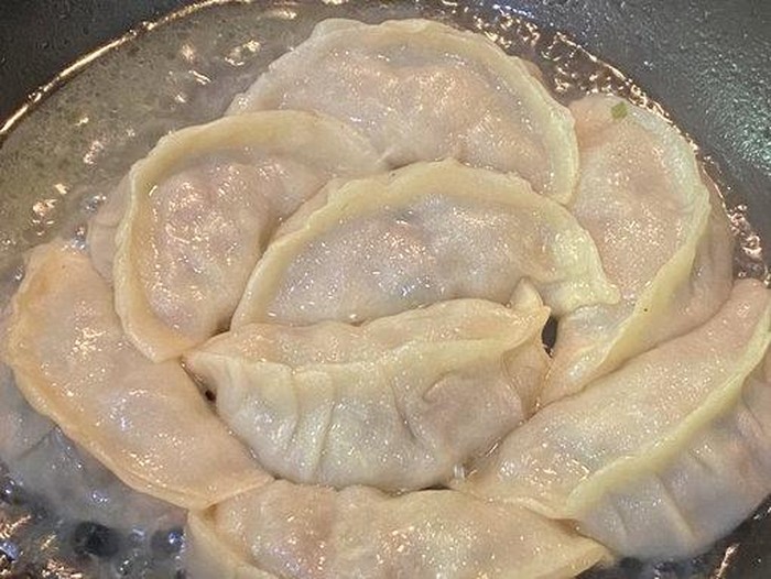 Chef Arnold Poernomo masak gyoza Chef Arnold Poernomo masak gyoza