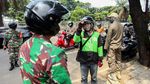 Hari Pertama PSBB, Petugas Bubarkan Kerumunan di Daan Mogot