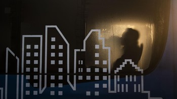 Meski tetap beroperasi, jumlah penumpang yang menaiki bus TransJakarta dibatasi untuk mencegah penyebaran virus Corona. ANTARA FOTO/Aprillio Akbar.