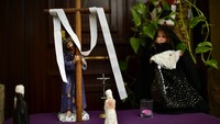 Miniatur altar pun diletakkan di depan rumah untuk berdoa. AP Photo/Alvaro Barrientos.