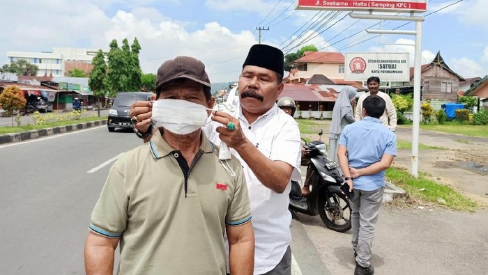 Gerindra Sumbar bagi masker