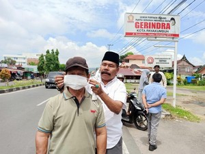 19 DPC Gerindra di Sumbar Bagi-bagi Puluhan Ribu Masker dari Andre