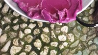 Yang berwarna ungu ini bukan masakan ya tapi tutup plastik yang meleleh karena kena panas. Selain bahaya, tentu saja makanan juga jadi tak bisa dimakan. Belum lagi ditambah omelan ibu.  Foto: twitter