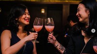 Cheers! Kali ini Vanessa sedang menikmati minuman bersama temannya. Foto: Instagram vanessasurya