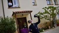 Di San Vicente de La Sonsierra, Spanyol Utara, perayaan Kamis Putih dilakukan di rumah masing-masing. AP Photo/Alvaro Barrientos.