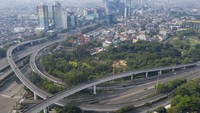 Beginilah potret dari udara di salah satu jalan tol kawasan Slipi, Jakarta Barat, yang tampak lengang dan sepi, Jumat (10/4/2020).