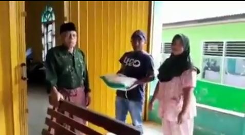 kakek tak mau diberi beras
