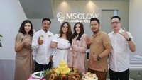 Bisnis kecantikannya terus membuka cabang baru, nasi tumpeng kuning dengan berbagai lauk menjadi bukti syukur Shandy Purnamasari atas rezeki yang diberikan kepada sang pencipta. Foto: : Instagram @shandypurnamasari