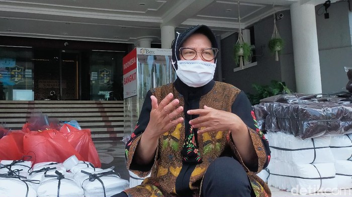 Masih banyak warga yang nongkrong di warung-warung kopi meski virus Corona mewabah. Wali Kota Surabaya Tri Rismaharini mengimbau pemilik warung menjalankan protokol kesehatan.
