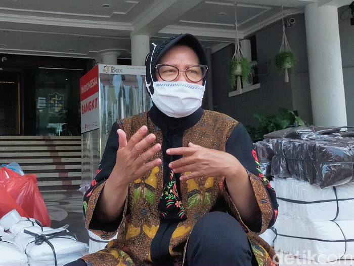 Masih banyak warga yang nongkrong di warung-warung kopi meski virus Corona mewabah. Wali Kota Surabaya Tri Rismaharini mengimbau pemilik warung menjalankan protokol kesehatan.