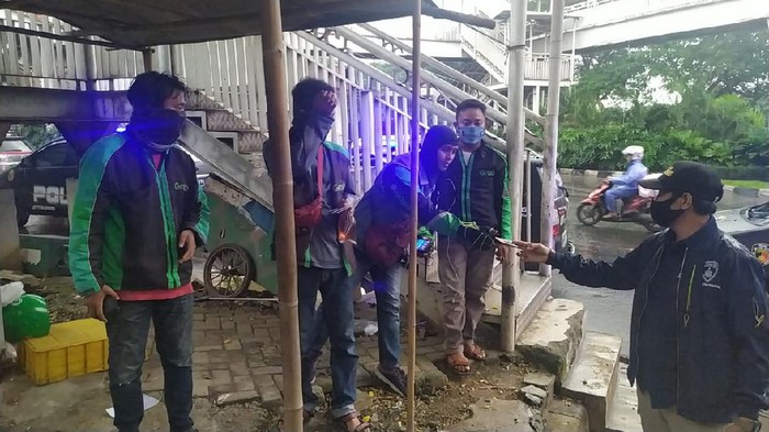 Datangi Pangkalan Ojek dan Pemulung di Jaksel, Polisi Bagi-bagi Voucher