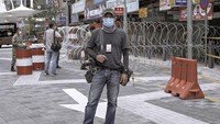Yusni, seorang jurnalis foto yang bekerja untuk kantor berita asing berpose untuk potret sambil menunggu waktu memotret.