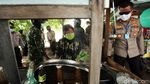 Hari Pertama PSBB, Petugas Bubarkan Kerumunan di Daan Mogot