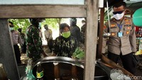 Warga yang berkerumun di sebuah warung mie ayam juga ikut dibubarkan. Petugas juga menghimbau pedagang untuk membungkus dagangannya sehingga warga tidak makan di tempat.