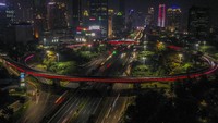 Simpang Susun Semanggi menampilkan warna merah putih di Jakarta, Kamis (9/4/2020) sebagai bentuk apresiasi dan dukungan untuk tenaga medis yang berjuang di garda terdepan melawan COVID-19.