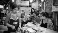 “Pertama kali seumur hidup mencoba es dawet,” kata Vanessa di keterangan foto. Slurpp! Pasti segar nih. Foto: Instagram vanessasurya