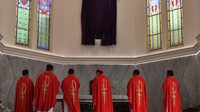 Uskup Surabaya Monsinyur Vincentius Sutikno Wisaksono (tengah) bersama sejumlah romo menaiki altar saat Ibadah Jumat Agung di Gereja Katedral Surabaya, Jawa Timur, Jumat (10/4/2020). ANTARA FOTO/Zabur Karuru.