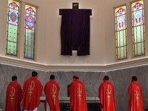 Jumat Agung Pakai Baju Apa? Ini Warna yang Dianjurkan Sesuai Liturgi