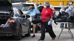 Potret Ribuan Mobil Antre Distribusi Makanan di Texas