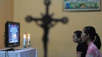 Warga Boyolali, Jawa Tengah, mengikuti ibadah Jumat Agung secara online. ANTARA FOTO/Aloysius Jarot Nugroho.
