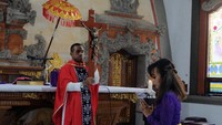 Misa Jumat Agung di Gereja tersebut hanya terbatas untuk beberapa umat yang hadir, sementara umat lainnya sebagian besar mengikutinya melalui media daring di rumah masing-masing sebagai upaya pencegah penyebaran COVID-19. ANTARA FOTO/Nyoman Hendra Wibowo.