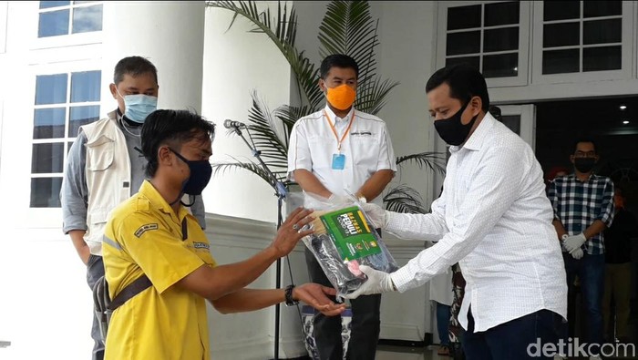 Pemkab Sumedang Bagikan Masker