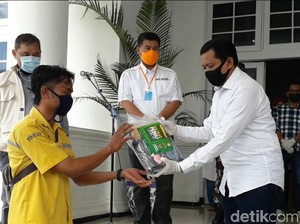 Pemkab Sumedang Sebar Masker untuk Driver Ojol hingga Juru Parkir