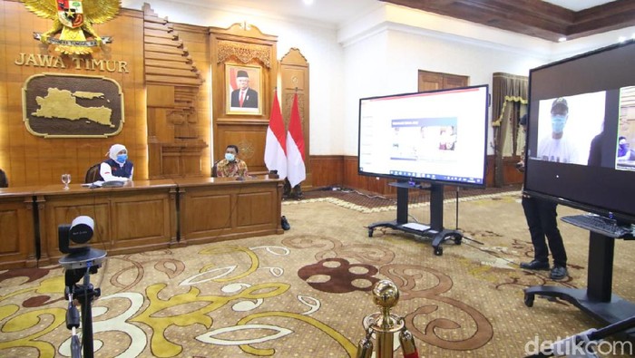 Kepala OJK jatim berbaju Batik