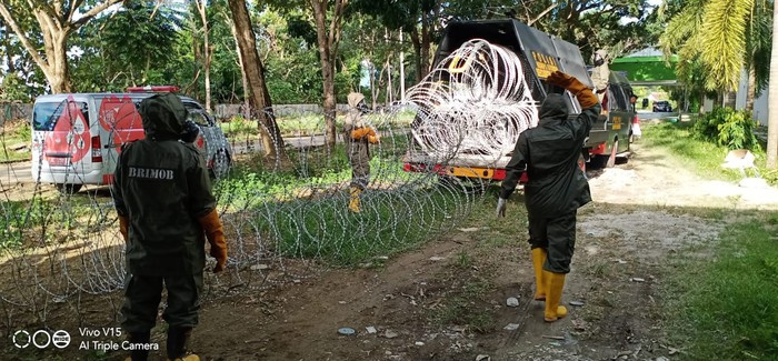 Polisi pasang kawat berduri di sekeliling RS Regional Sulbar