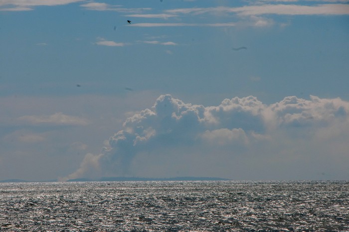 Abu vulkanik Gunung Anak Krakatau terlihat dari pinggir pantai di Desa Pasauran, Serang, Banten, Sabtu (11/4/2020). Gunung Anak Krakatau mengalami erupsi pada Jumat (10/4) pukul 21.58 WIB dengan tinggi kolom abu mencapai sekitar 200 meter dengan status Waspada (level II). ANTARA FOTO/Muhammad Bagus Khoirunas/wsj.