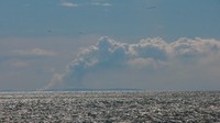 Begini penampakan abu vulkanik Gunung Anak Krakatau terlihat dari pinggir pantai di Desa Pasauran, Serang, Banten, Sabtu (11/4/2020). 