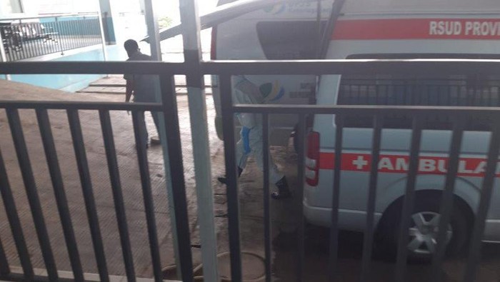 Wali Kota Tanjungpinang, Provinsi Kepri Syahrul, Sabtu (11/4/2020) dibawa dengan menggunakan mobil ambulans menuju RSUD Raja Ahmad Tabib Tanjungpinang