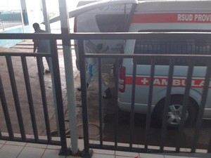 Petugas dengan APD Larikan Walkot Tanjungpinang ke RSUD Kepri