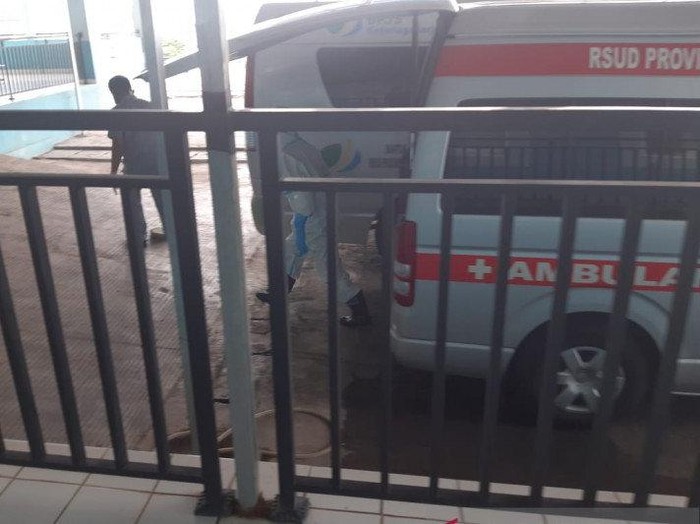 Wali Kota Tanjungpinang, Provinsi Kepri Syahrul, Sabtu (11/4/2020) dibawa dengan menggunakan mobil ambulans menuju RSUD Raja Ahmad Tabib Tanjungpinang