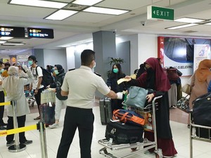 Gempa Mentawai, Pengunjung Bandara Minangkabau Berhamburan