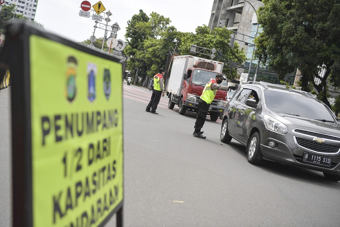 Polisi melakukan imbauan kepada pengendara mobil untuk dapat mematuhi penerapan Pembatasan Sosial Berskala Besar (PSBB) di kawasan Menteng, Jakarta (11/4/2020). Iimbauan ini dilakukan agar masyarakat menerapkan pembatasan sosial berskala besar (PSBB) selama 14 hari, yang salah satu aturannya adalah pembatasan penumpang kendaraan serta anjuran untuk menggunakan masker jika berkendara. ANTARA FOTO/Nova Wahyudi/hp.