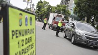 Salah satu aturannya adalah pembatasan penumpang kendaraan serta anjuran untuk menggunakan masker jika berkendara. 